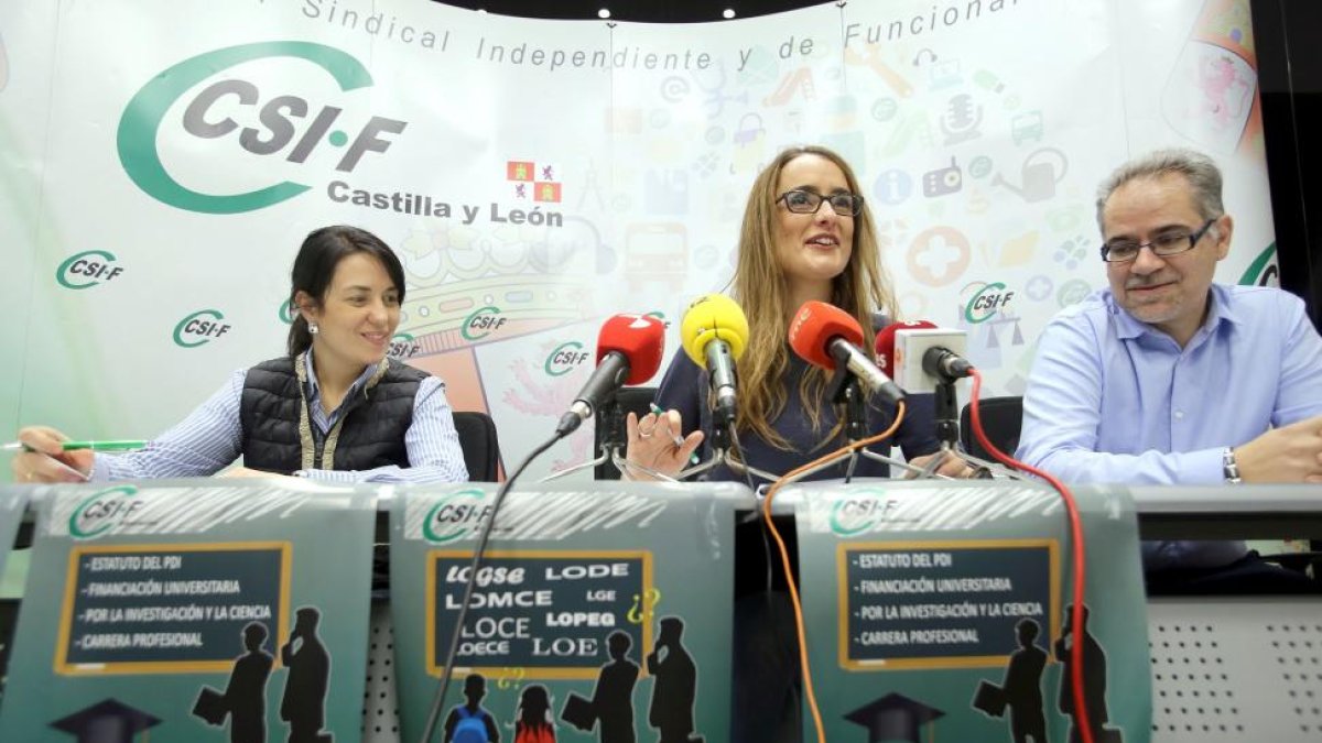Yolanda Fidalgo, Isabel Madruga y Roberto Fernández analizan la reducción de plantillas educativas.-ICAL