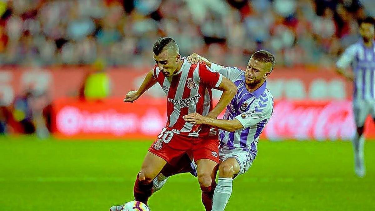 Keko presiona a Borja García en el partido disputado en Montilivi.-PHOTO-DEPORTE