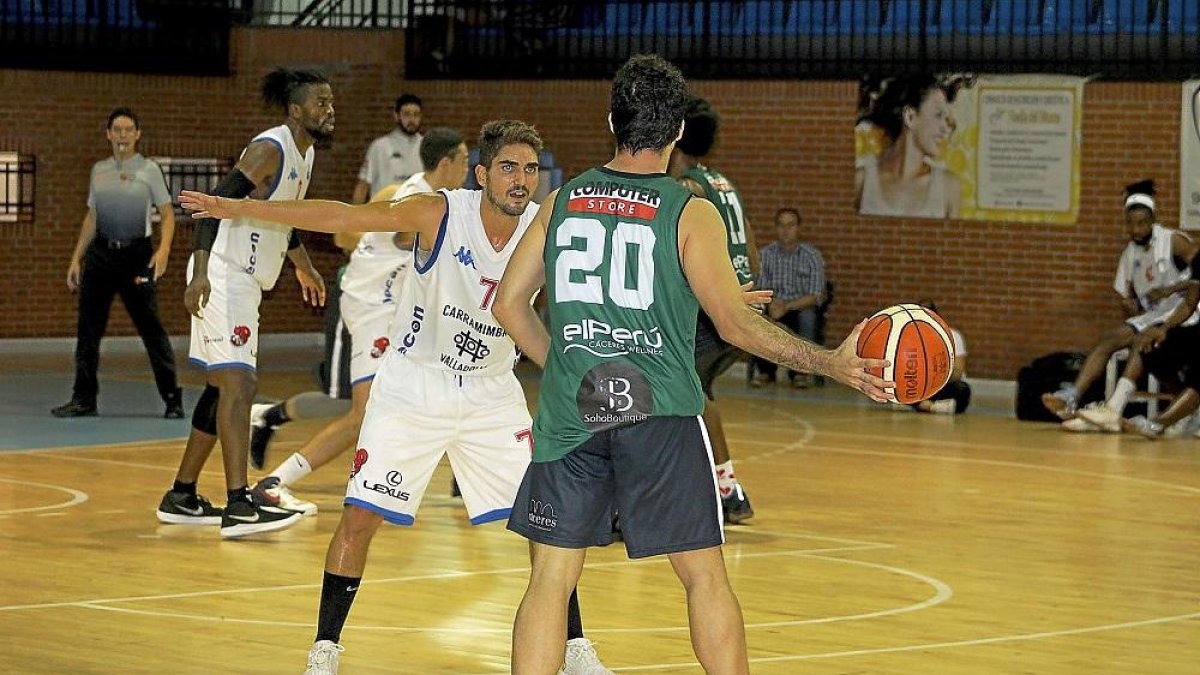 Alvarado defiende en una acción del partido de ayer frente al Cáceres.-D.V.
