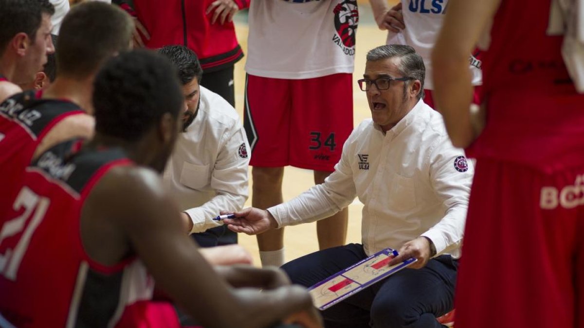 Paco García da instrucciones durante un tiempo muerto en la pasada temporada.-DAVID S. BUSTAMANTE