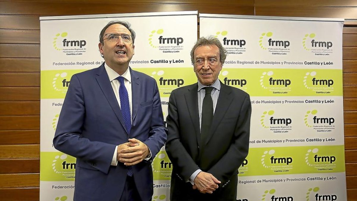 De Santiago-Juárez, a la derecha, con el presidente de la FRMP, Alfonso Polanco.-ICAL