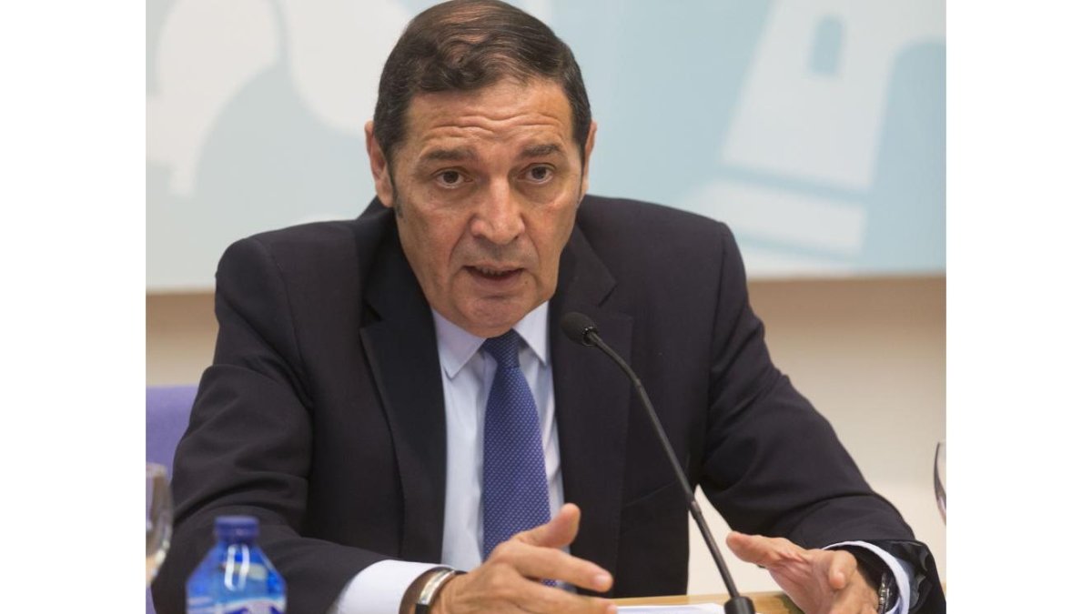 El consejero de Sanidad, Antonio María Sáez, presenta la campaña de vacunación frente a la gripe y el neumococo.-Ical