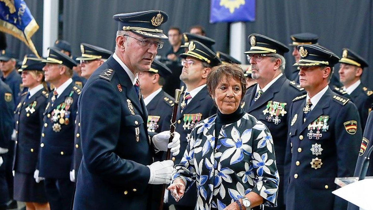 La delegada del Gobierno en Castilla y León, Mercedes Martín, junto con el jefe superior de Policía, Juan José Campesino.-J.M. LOSTAU
