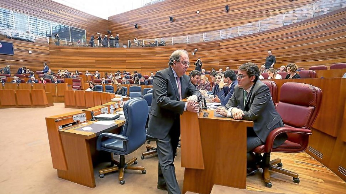 Herrera y Mañueco, en una imagen de archivo durante un Pleno de Cortes.-ICAL