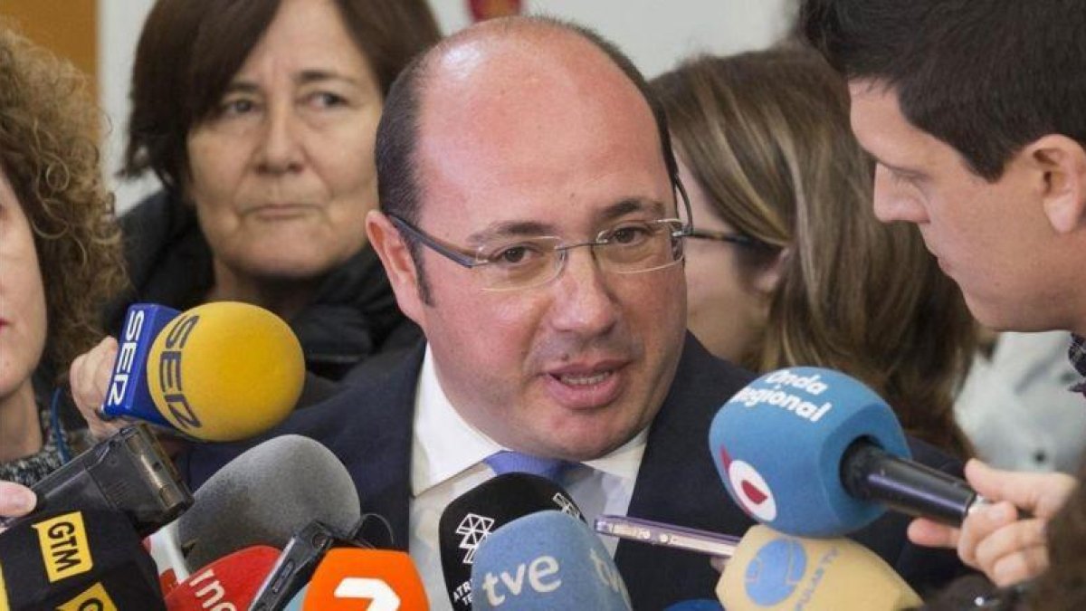 El presidente de Murcia, Pedro Antonio Sánchez, atiende a los medios el pasado 16 de febrero.-EFE / MARCIAL GUILLÉN