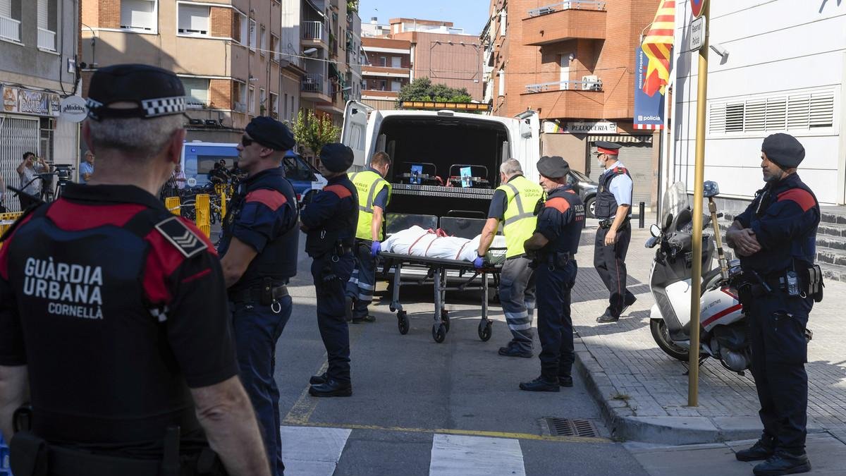 Miembros de la funeraria judicial retiran el cadáver del agresor de la comisaría de los Mossos en Cornellà-JORDI COTRINA