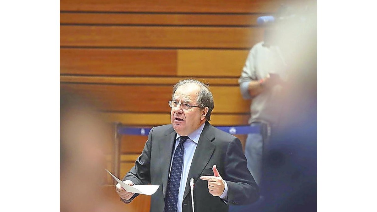 El presidente de la Junta, Juan Vicente Herrera, en una de sus intervenciones en las Cortes durante la sesión de control al Ejecutivo .-ICAL