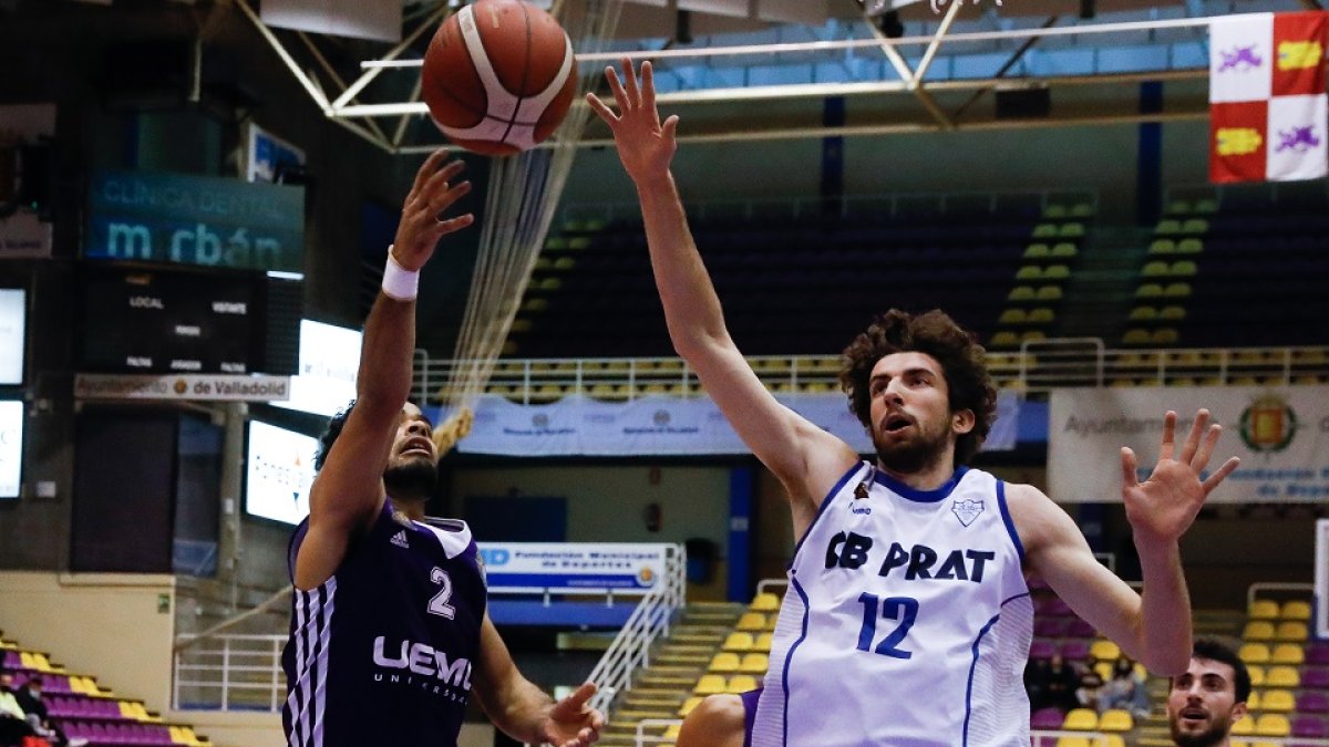 El visitante Doménech trata de taponar la bandeja de Wintering. / LOSTAU