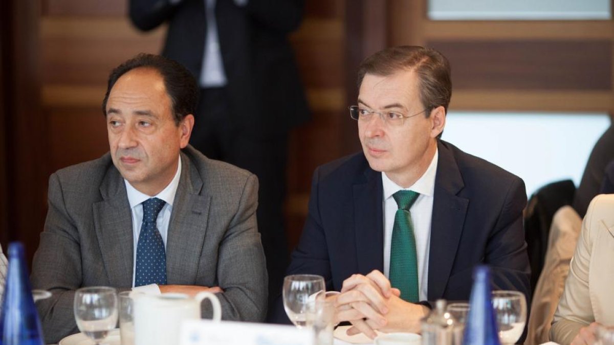 El presidente del Consejo Económico y Social (CES) de Castilla y León, Germán Barrios García (D) y el delegado de la Junta, Manuel López, participan en el Foro sobre infraestructuras organizado por El Mundo-Castilla y León.-ICAL