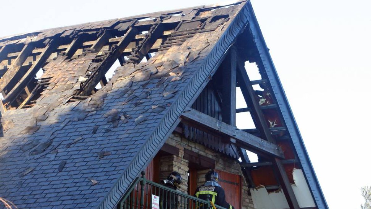 Una vivienda resulta gravemente dañada a causa de un incendio en la localidad de Cacabelos (León)-Ical