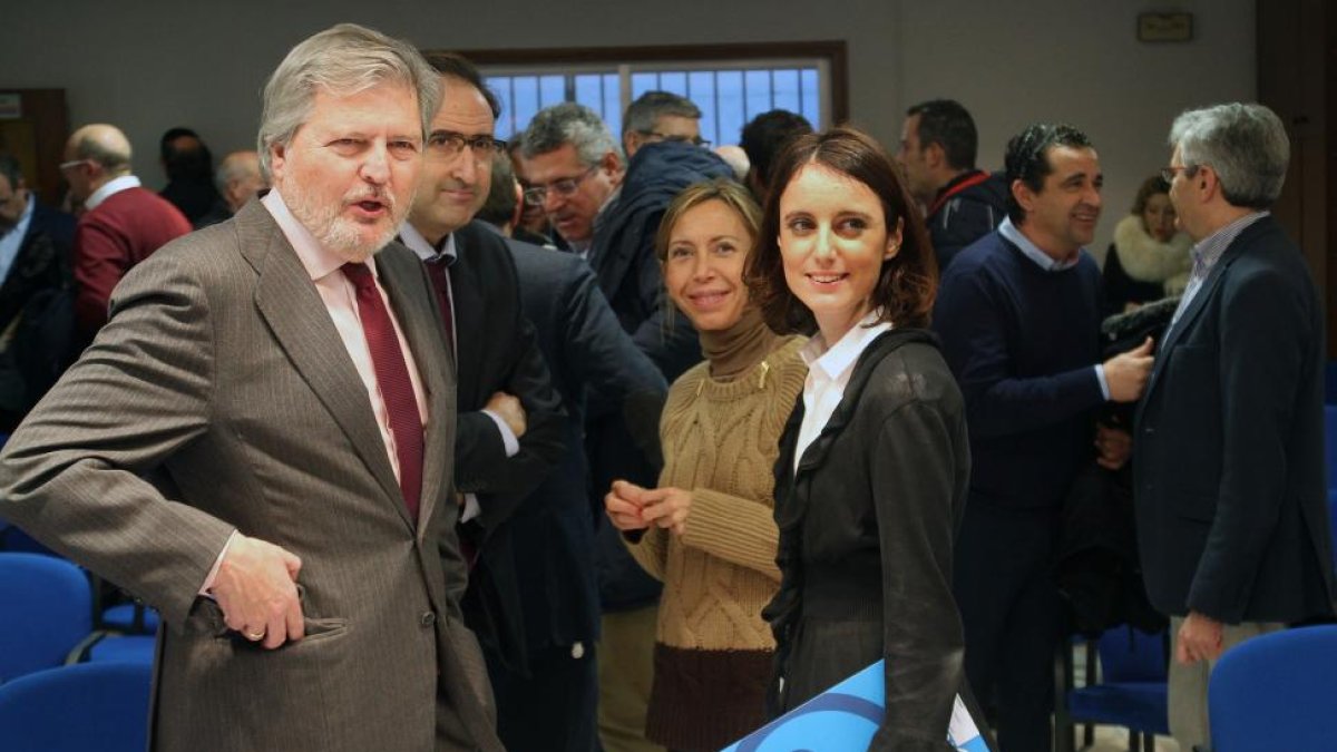 La vicesecretaria general de Estudios y Programas del PP, Andrea Levy (D), junto al diputado Íñigo Méndez de Vigo (I); al alcalde Palencia, Alfonso Polanco; y la diputada provincial, Carmen Fernández; antes de la Junta Directiva Provincial del PP de Palen-Ical