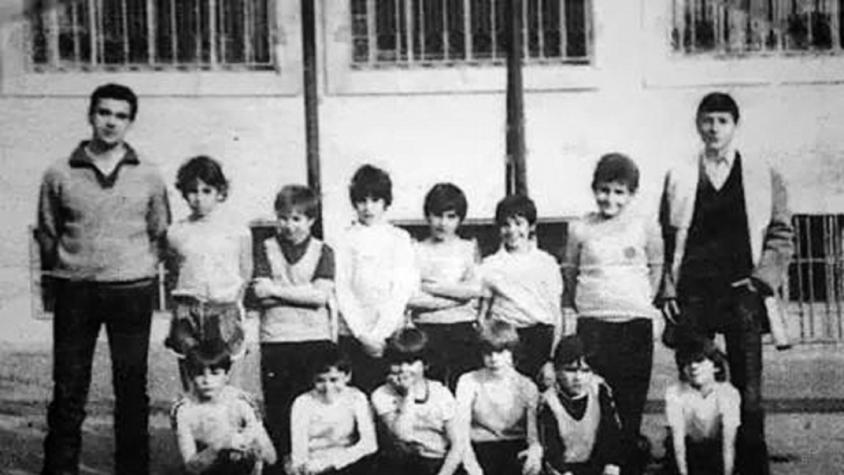 Lalo García (abajo a la izquierda) con el equipo de baloncesto de La Salle en 1982-El Mundo