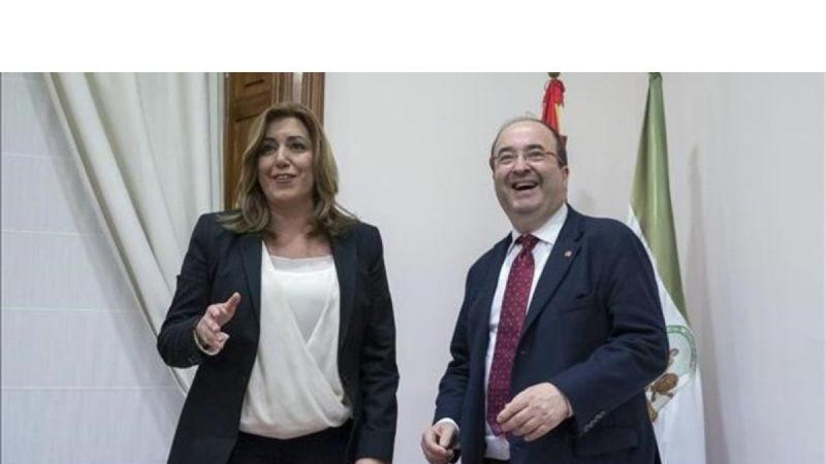 La presidenta andaluza, Susana DÍaz, y el lÍder del PSC, Miquel Iceta, al comienzo de su reunión en la sede del PSOE-A en Sevilla.-EFE / JULIO MUÑOZ