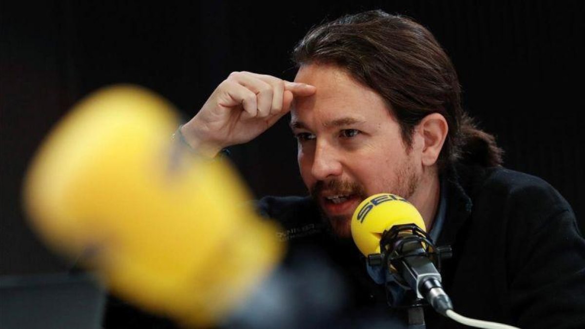 El secretario general de Podemos, Pablo Iglesias, durante la entrevista de la cadena Ser de este lunes.-EL PERIÓDICO (EFE / EMILIO NARANJO)