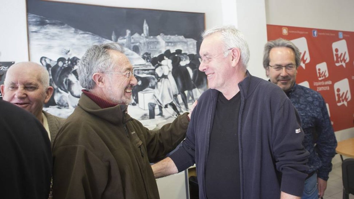 El coordinador federal de IU, Cayo Lara, asiste en Zamora a un acto público junto con el candidato de IU a la Alcaldía de Zamora, Francisco Guarido.-Ical