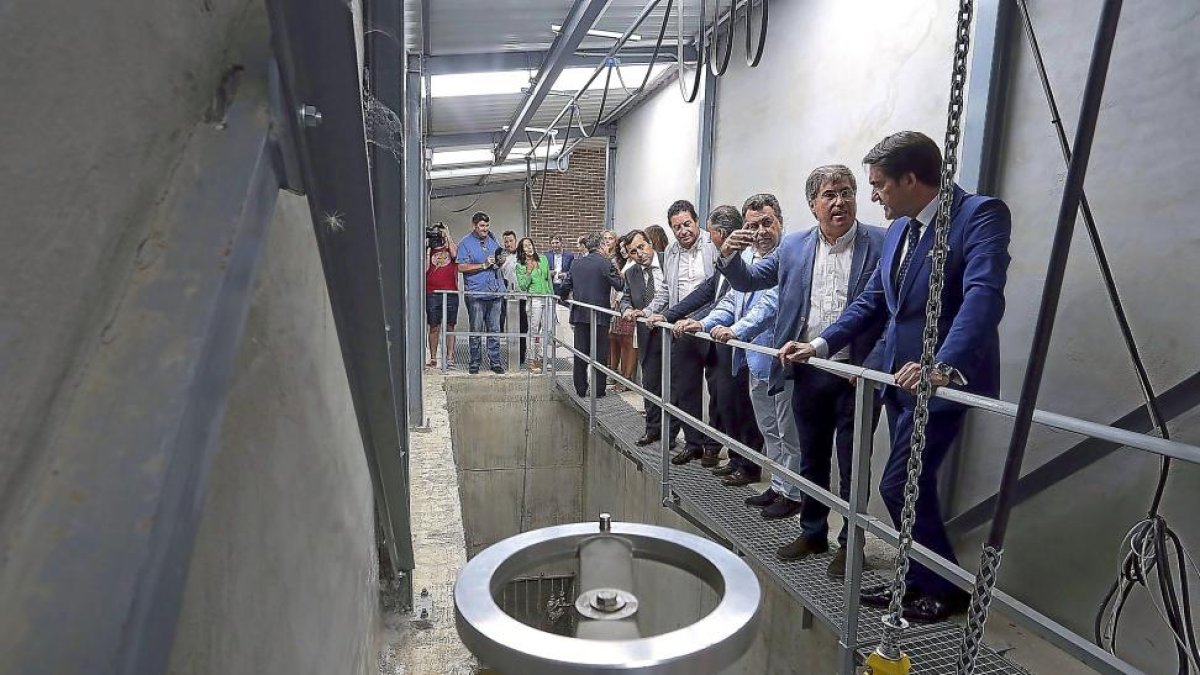 El consejero de Fomento y Medio Ambiente visita el colector de aguas residuales de Arroyo de la Encomienda.-ICAL