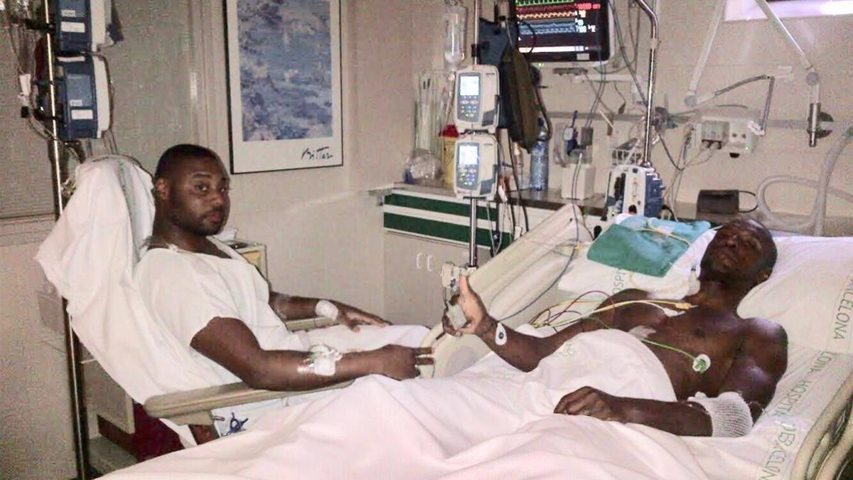 Eric Abidal recuperandose en el hospital tras la operación /-TWITTER ERIC ABIDAL
