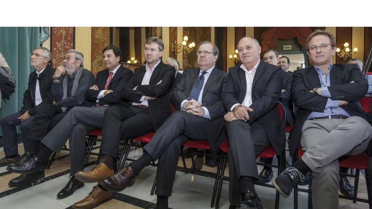 Autoridades regionales y locales, junto a representantes de UGT y de la Fundación Fermín Carnero, durante una de las intervenciones.-SANTI OTERO