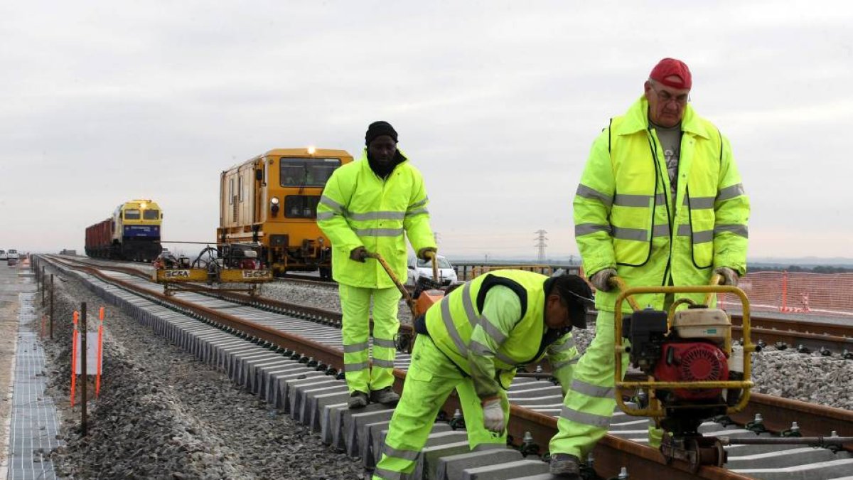Obras de construcción de la línea de Alta Velocidad entre Olmedo y Zamora, a su paso por Medina del Campo (Valladolid)-Ical