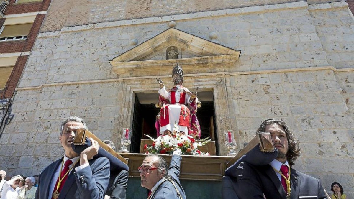 Cofrades de la Sagrada Cena portan a hombros la imagen de San Pedro Apostól que procesionó por varias calles de la ciudad.-Miguel Ángel Santos
