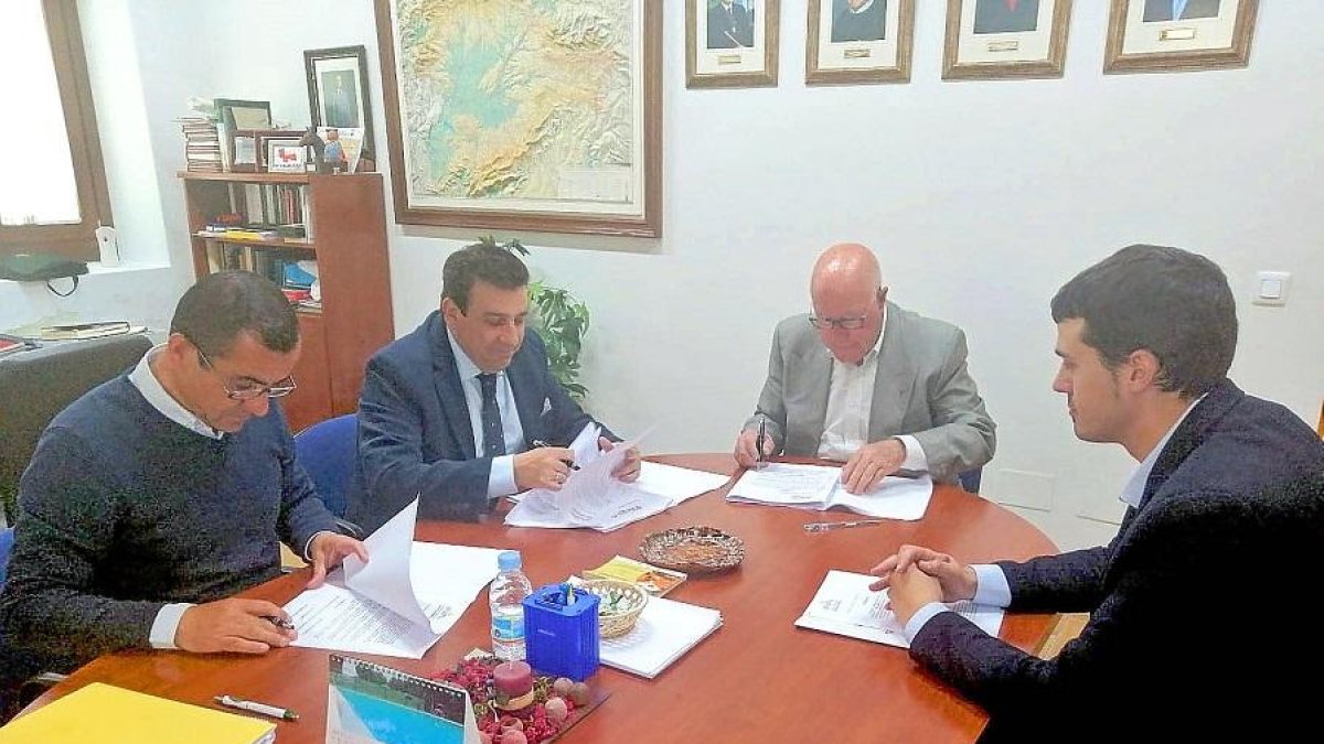 Firma del contrato, ayer en Medina del Campo.-E. M.