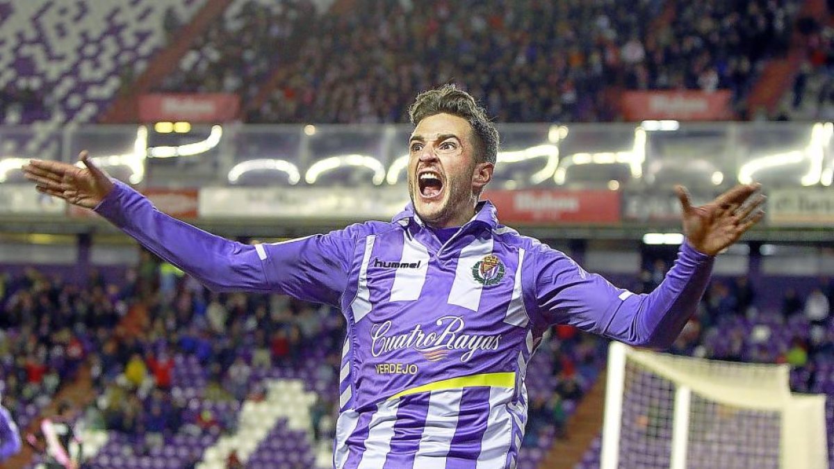 Juan Villar celebra su último gol, el de la victoria frente al Rayo.-J.M.LOSTAU