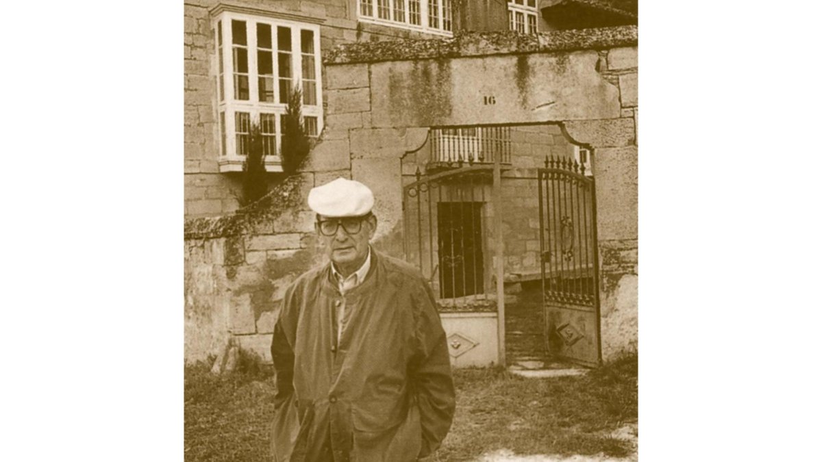 Delibes ante su casa de Sedano.-E.M.