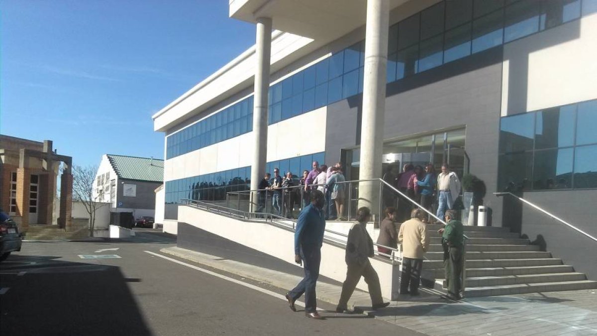 Amigos y familiares del ex jugador a la entrada del tanatorio El Salvador-El Mundo