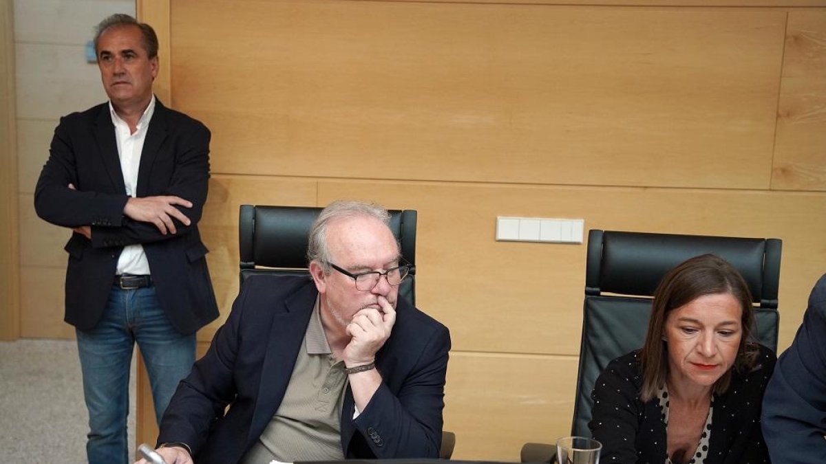 El procurador socialista José Francisco Martín en Comisión de Economía y Hacienda de las Cortes.-ICAL