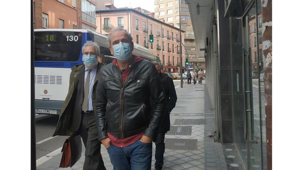 El actor Willy Toledo en el momento de acceder a los juzgados. / EUROPA PRESS.