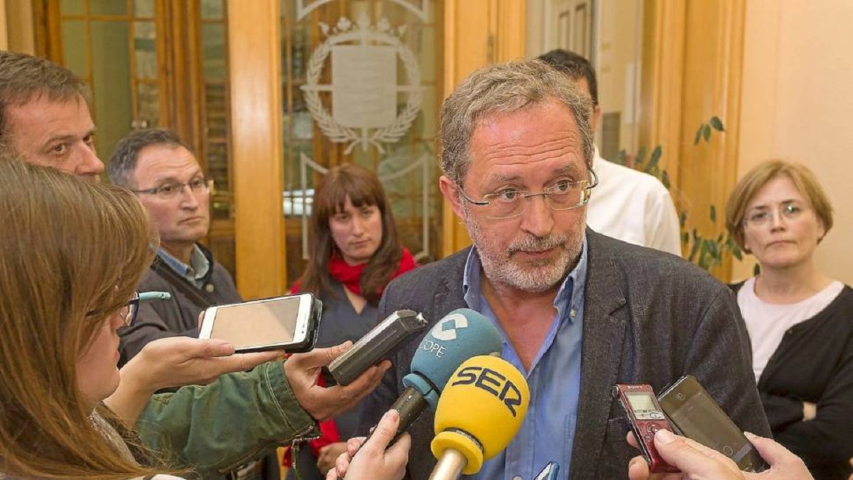 Manuel Saravia atiende a los medios tras la primera reunión escoltado por su grupo municipal.-Pablo Requejo