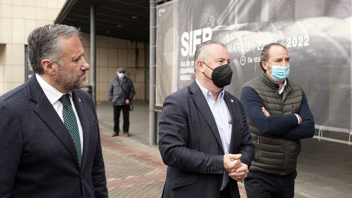 Carlos Pollán, ayer, junto a los dirigentes de Asaja, Donaciano Dujo y Moncho Alonso.- ICAL