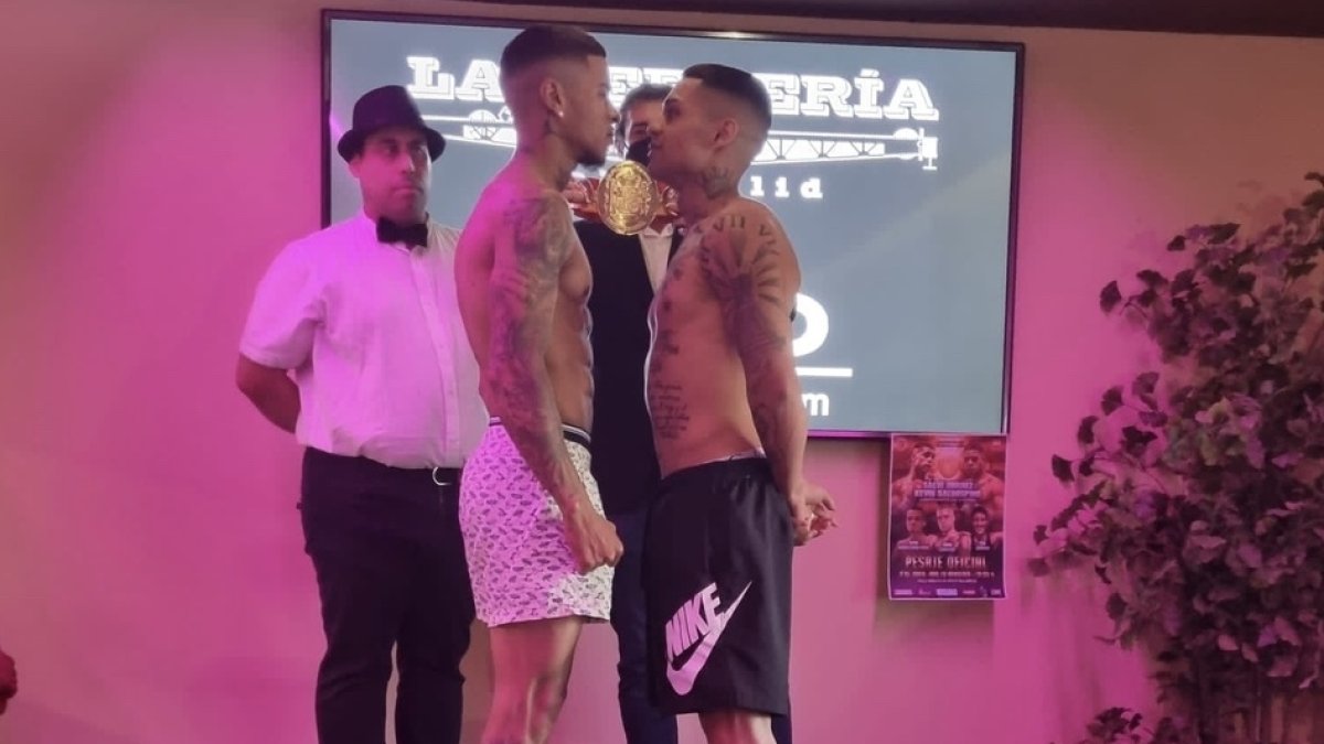 Salvi Jiménez y Kevin Baldospino en el pesaje oficial este jueves. / E. M.