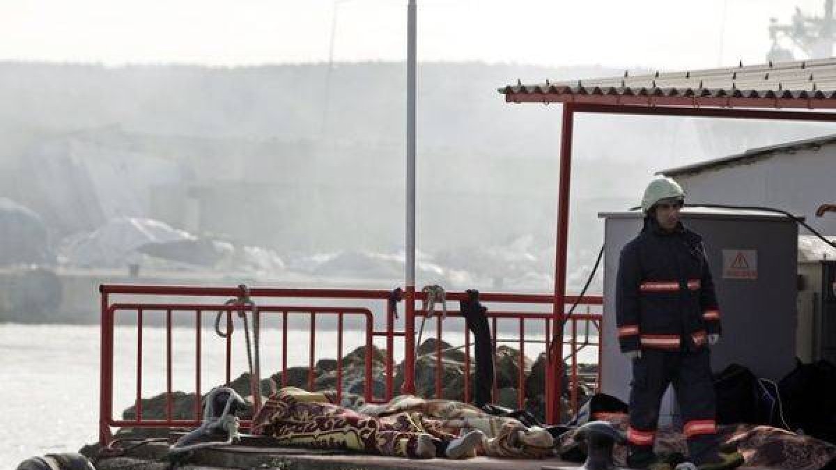 Un agente turco de Salvamento custodia los cuerpos de varias víctimas del naufragio.-Foto: REUTERS / OSMAN ORSAL