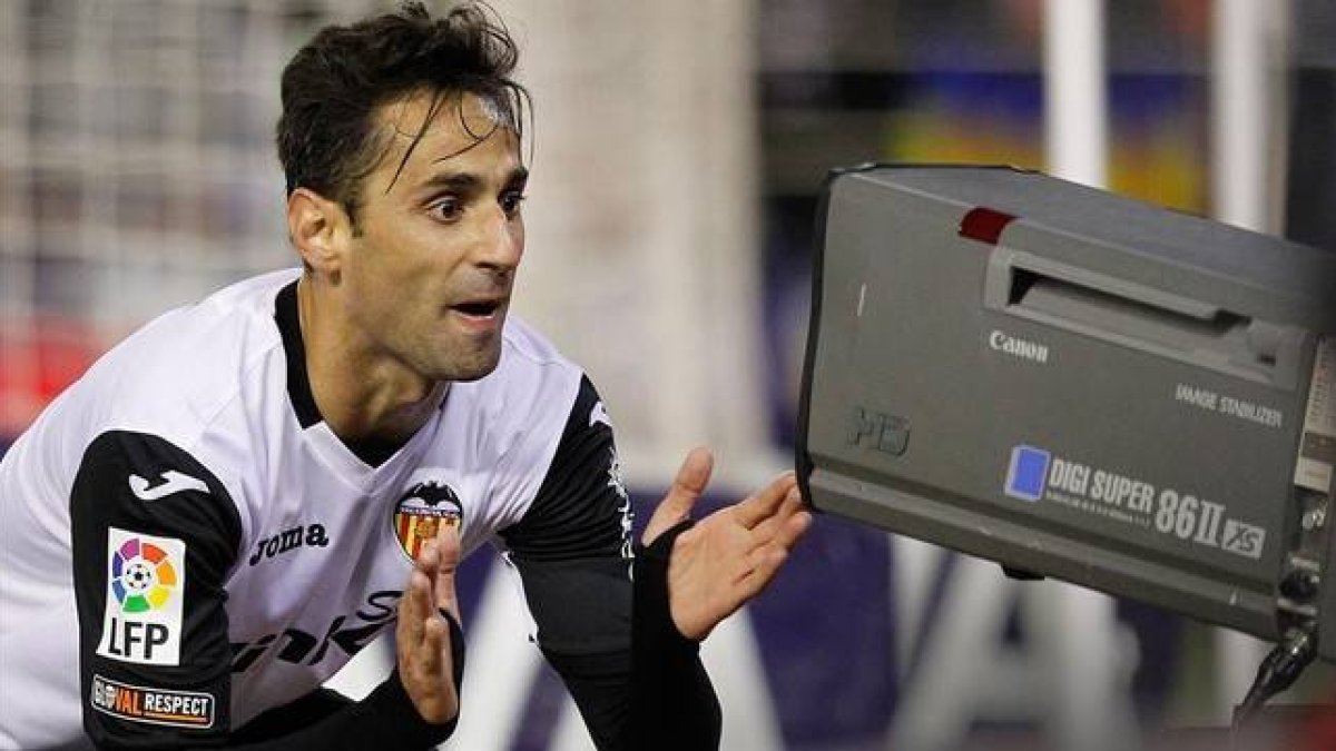 El jugador del Valencia Jonás celebra un gol ante una cámara de televisión.-Foto: MIGUEL LORENZO