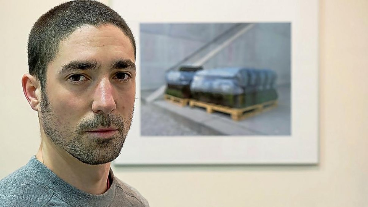 Jonás Fadrique, en la Galería Javier Silva, junto a una de las obras de la serie ‘Arcadia’.-PABLO REQUEJO
