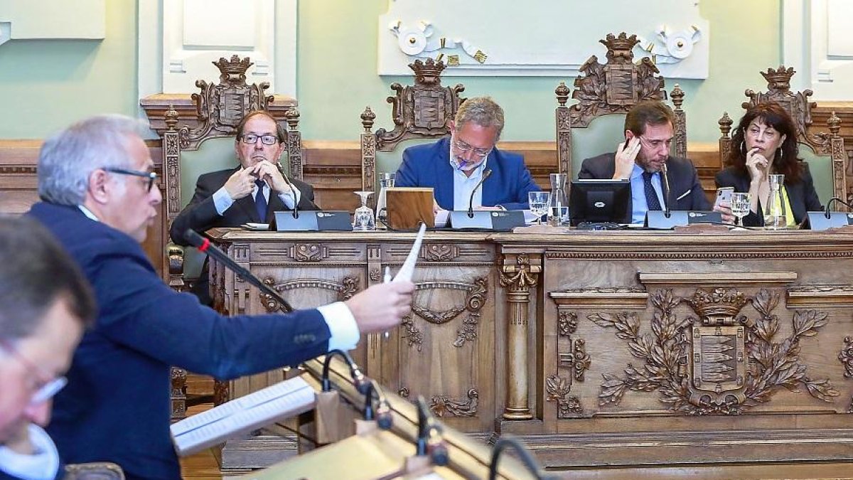 Saravia toma nota y Puente mira el móvil mientras interviene Martínez Bermejo.-J.M. LOSTAU