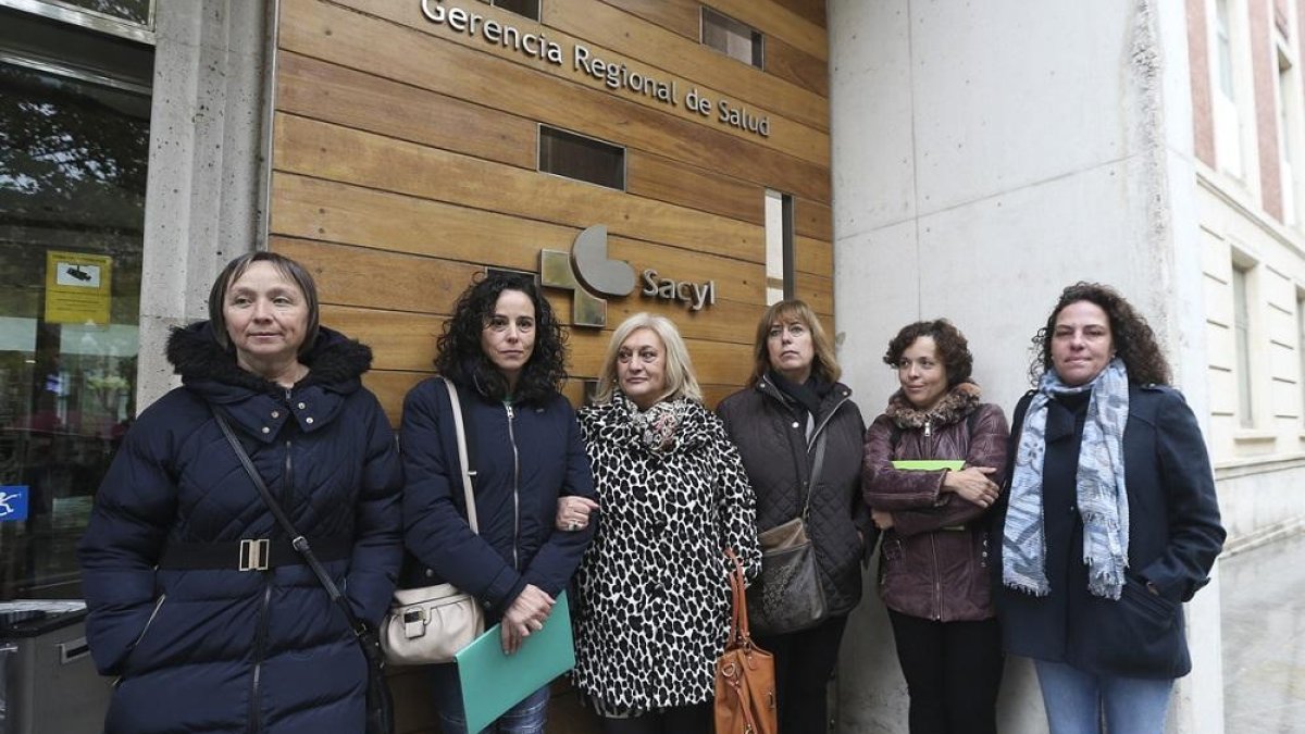 En la imagen, algunos de los representantes de la asociación a las puertas de la consejería de Sanidad.-ICAL