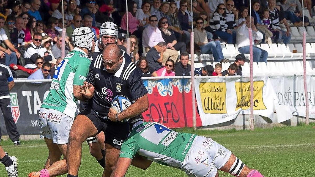 Leo Wozniak intenta evitar el placaje de dos rivales en el SilverStorm-Independiente.-PABLO REQUEJO