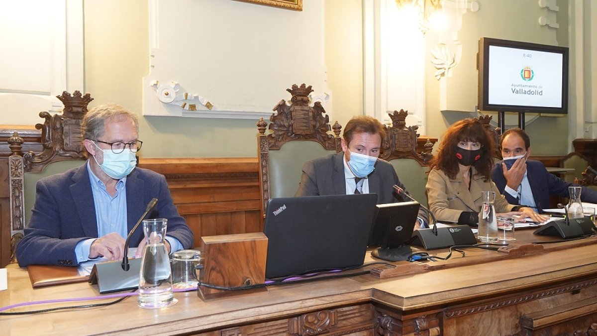 Manuel Saravia y Óscar Puente durante el pleno del Ayuntamiento. E.M.