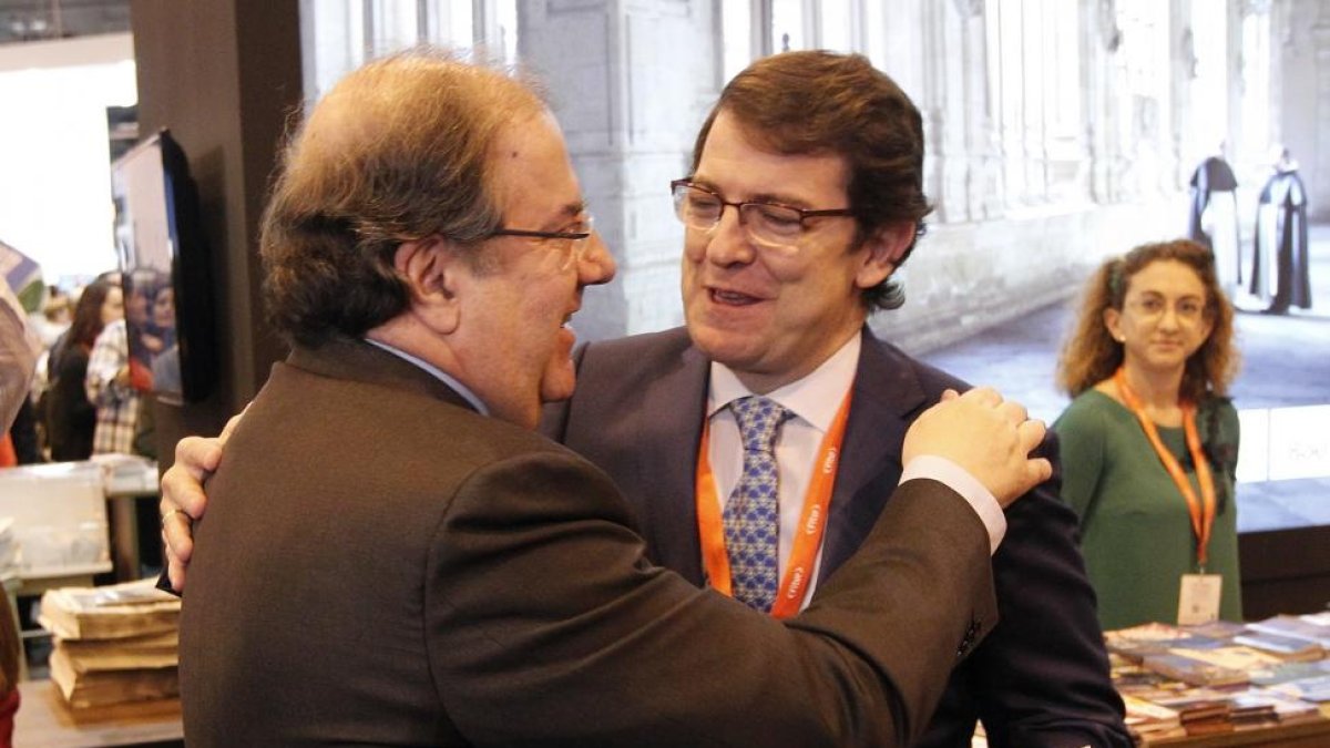 El presidente de la Junta, Juan Vicente Herrera y la l alcalde de Salamanca, Alfonso Fernández Mañueco, durante la visita alstand de la Comunidad-Ical