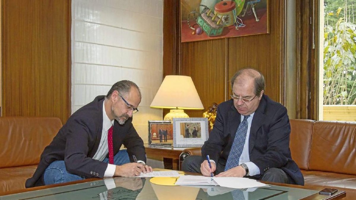 Luuis Fuentes y Juan Vicente Herrera firman el acuerdo.-El Mundo
