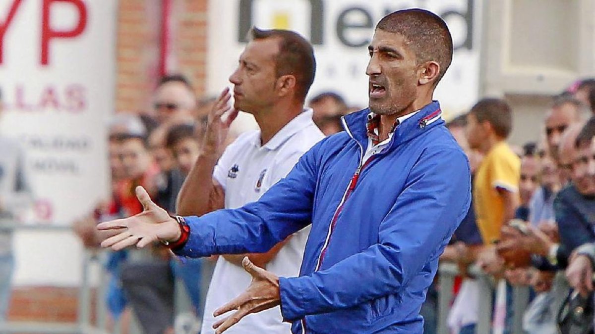 Turiel, junto al banquillo, durante un partido del Atlético Tordesillas en Las Salinas.-J.M. Lostau