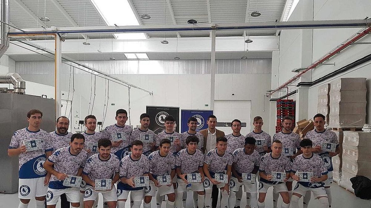 La plantilla del At. Tordesillas con la nueva camiseta.-EL MUNDO