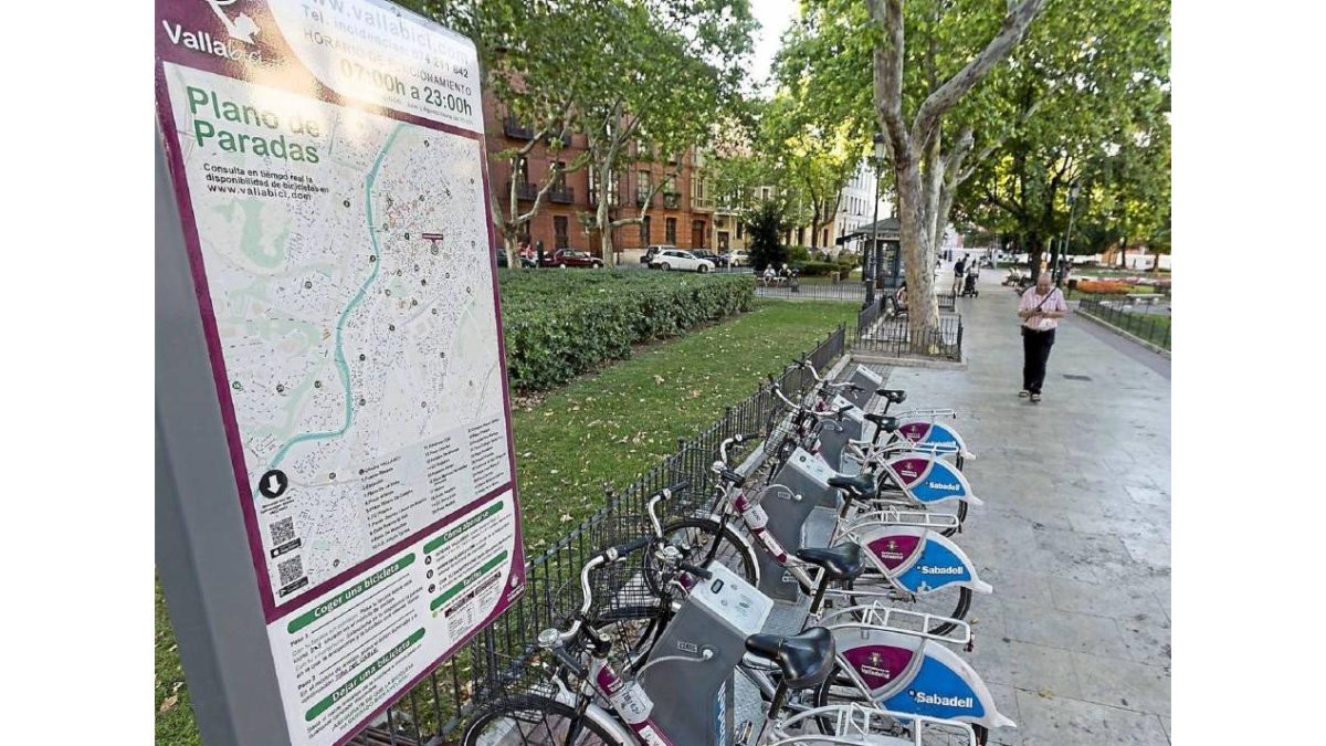 Un puesto de alquiler de bicicletas municipales en la Plaza Santa Cruz de Valladolid.-Miguel Ángel Santos