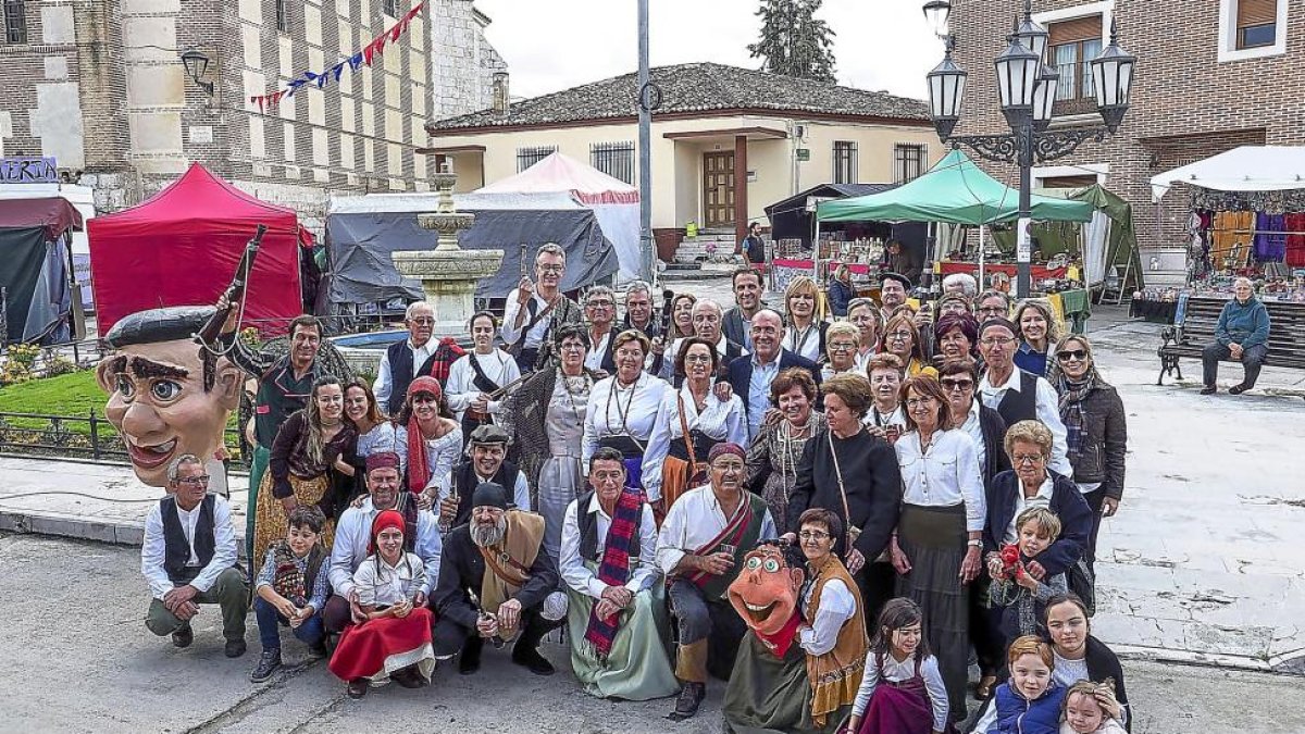 JesúsJulio Carnero posa con los participantes en la Feria de Luis Candelas celebrada ayer en Alcazarén.-ICAL