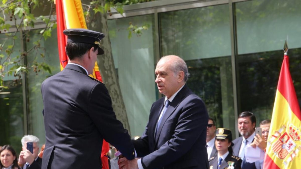 El ministro en funciones del Interior, Jorge Fernández Díaz, preside el acto de concesión del uso de la Bandera de España a la Jefatura Superior de Policía de Castilla y León .-ICAL