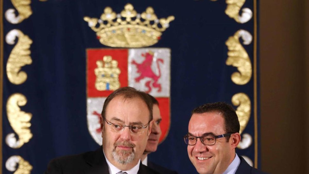 El consejero de Educación, Fernando Rey (I), preside la toma de posesión del director general de Política Educativa Escolar, Ángel Miguel Vega Santos (D)-Ical