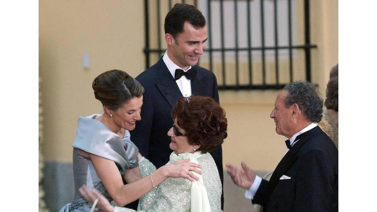 Fotografía de archivo de los abuelos maternos de la reina Letizia, Francisco Rocasolano y Enriqueta Rodríguez, saludando a su nieta y al entonces Principe Felipe, durante la recepción previa a la cena de gala con motivo de la boda de los actuales reyes.-Foto: EFE/ ARCHIVO