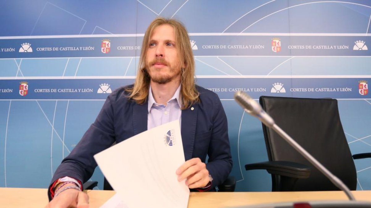 El portavoz de Podemos en las Cortes, Pablo Fernández, anuncia las últimas iniciativas parlamentarias del grupo-ICAL
